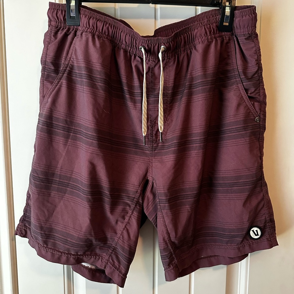 Vuori Men’s Maroon Striped Kore Drawstring Athletic Swim Shorts size Large